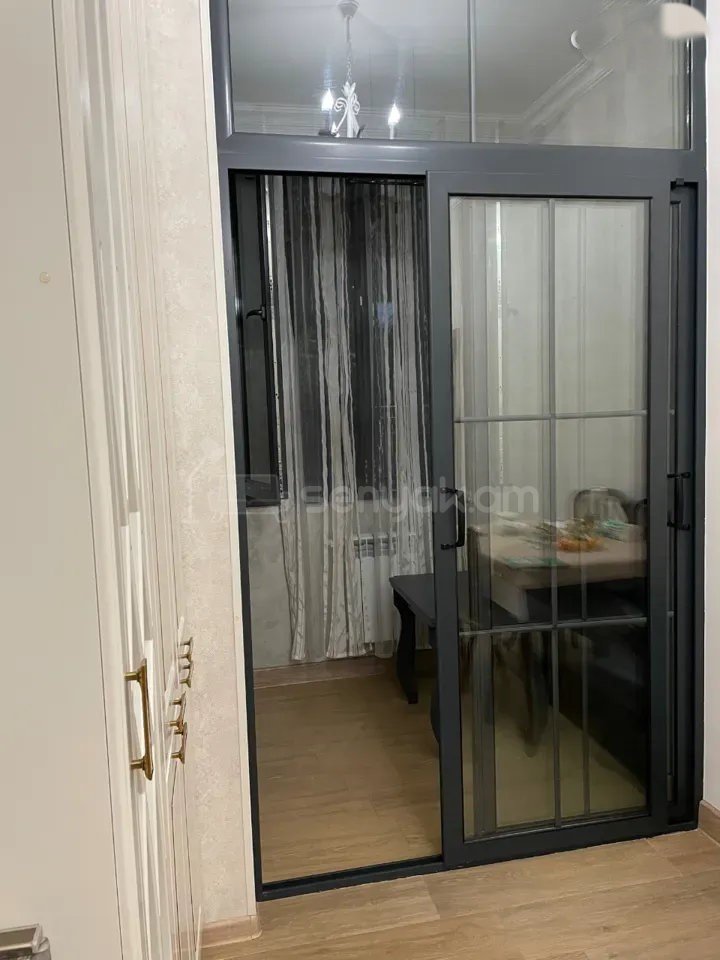 3 Սենյականոց Բնակարան Քարե Շենքում, 84քմ, 1/4 հարկ, Կապիտալ Վերանորոգված