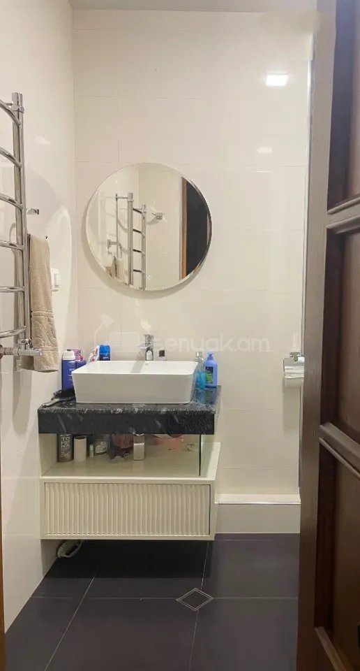 3 Սենյականոց Բնակարան Քարե Շենքում, 84քմ, 1/4 հարկ, Կապիտալ Վերանորոգված