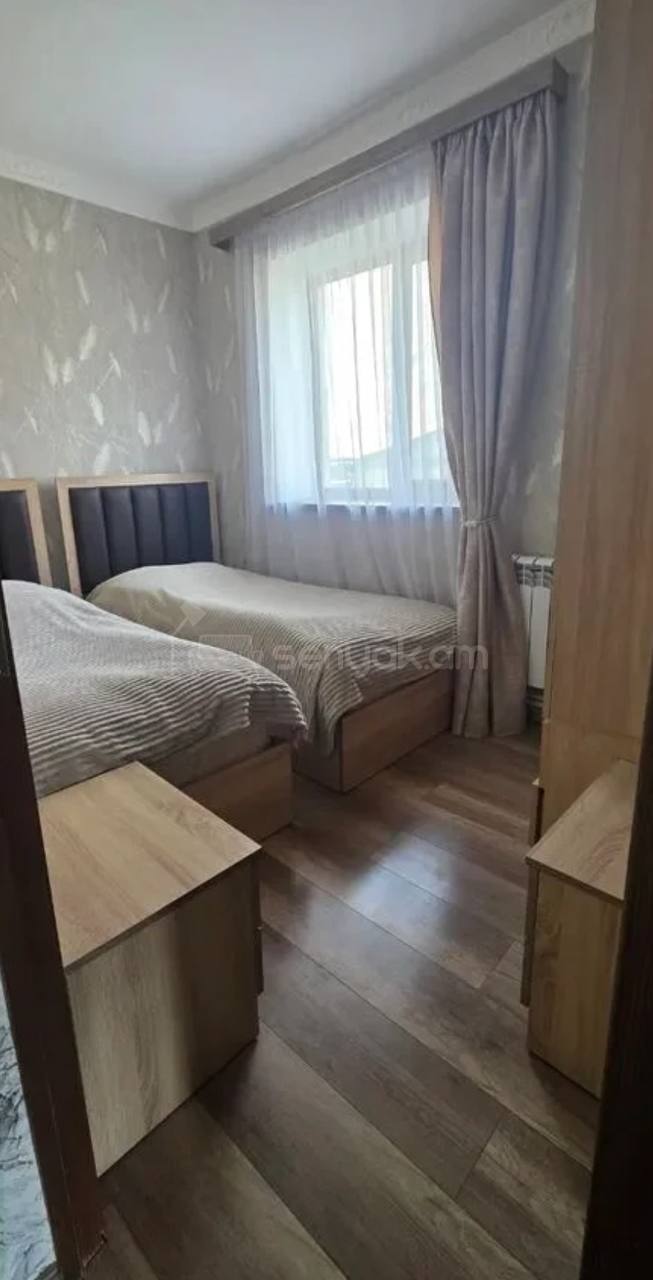 3 Սենյականոց Բնակարան Քարե Շենքում, 65քմ, 3/5 հարկ, Կապիտալ Վերանորոգված, Կահավորված