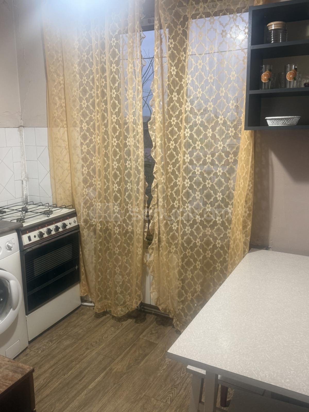 1 Սենյականոց Բնակարան Քարե Շենքում, 30քմ, 2/4 հարկ, Նորմալ Վիճակում, Կահավորված