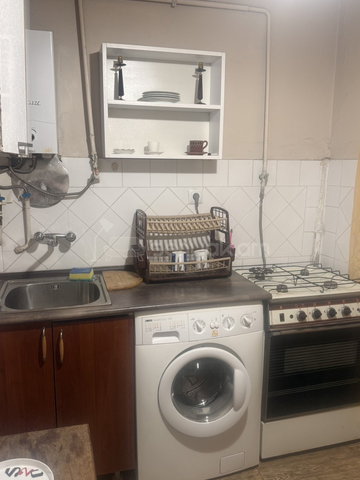 1 Սենյականոց Բնակարան Քարե Շենքում, 30քմ, 2/4 հարկ, Նորմալ Վիճակում, Կահավորված