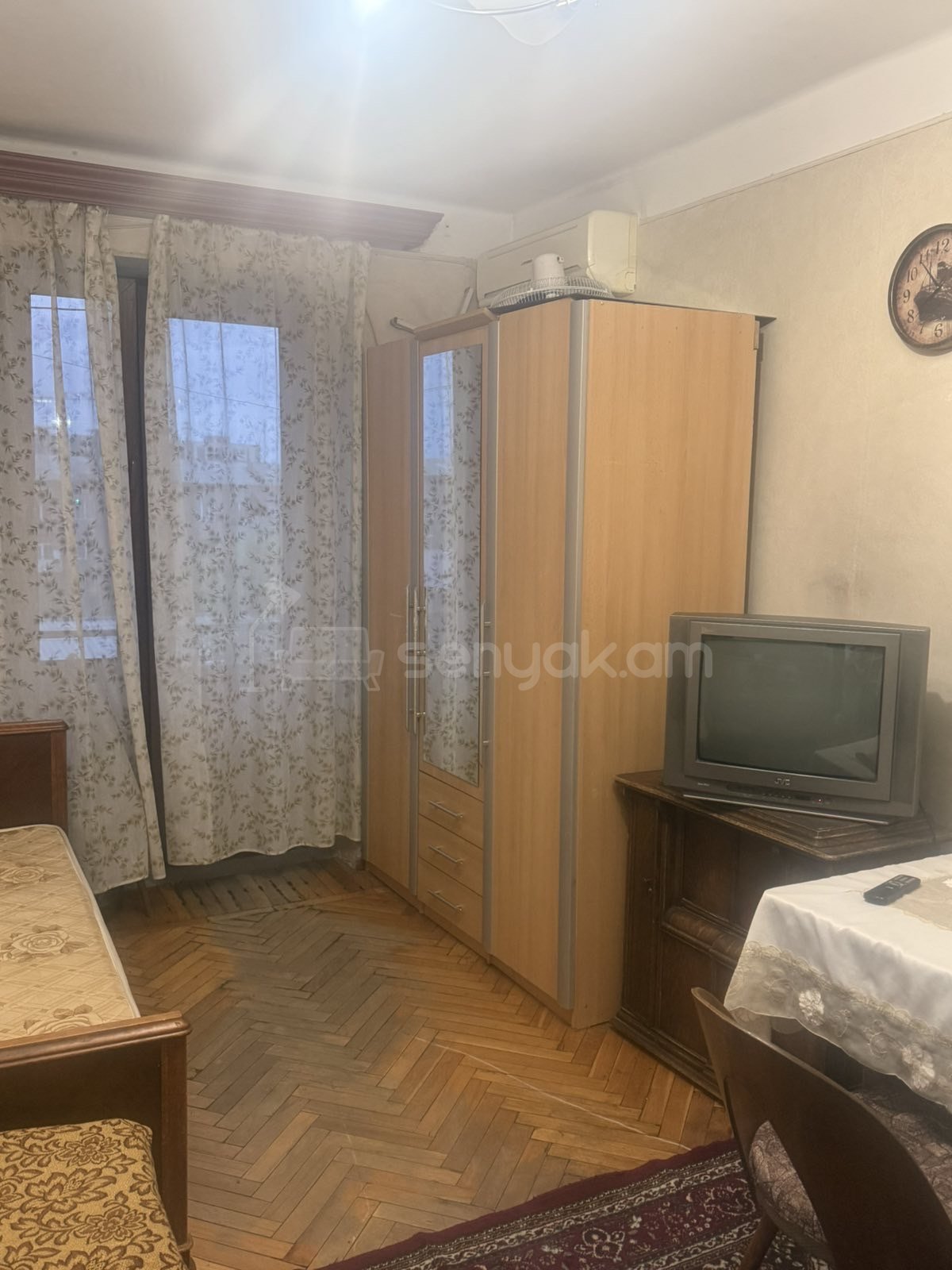 1 Սենյականոց Բնակարան Քարե Շենքում, 30քմ, 2/4 հարկ, Նորմալ Վիճակում, Կահավորված