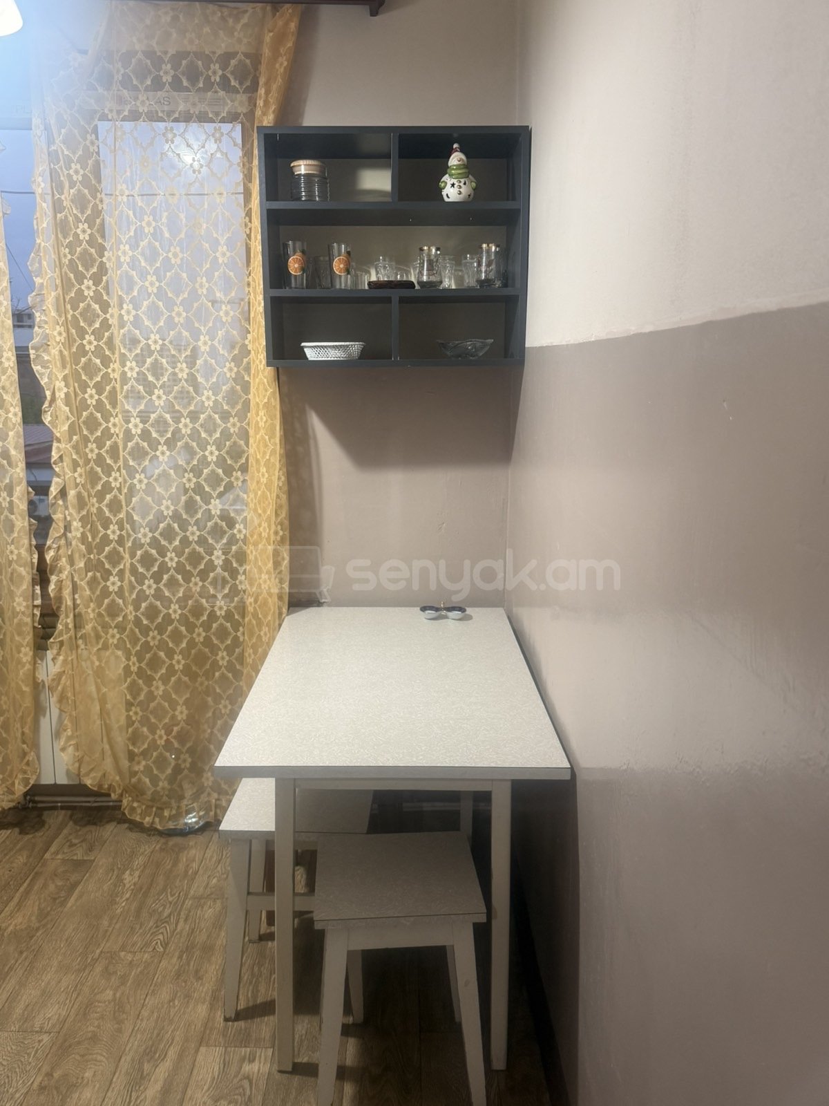 1 Սենյականոց Բնակարան Քարե Շենքում, 30քմ, 2/4 հարկ, Նորմալ Վիճակում, Կահավորված