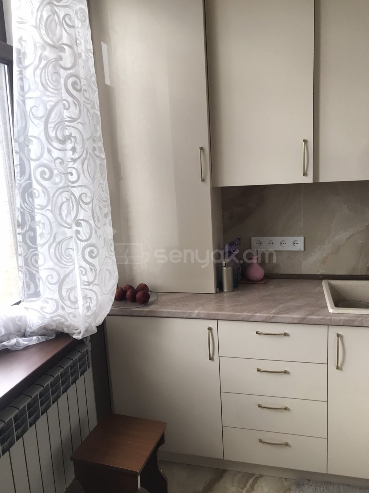 1 Սենյականոց Բնակարան Քարե Շենքում, 40քմ, 4/5 հարկ, Նորմալ Վիճակում, Կահավորված, Արևկող