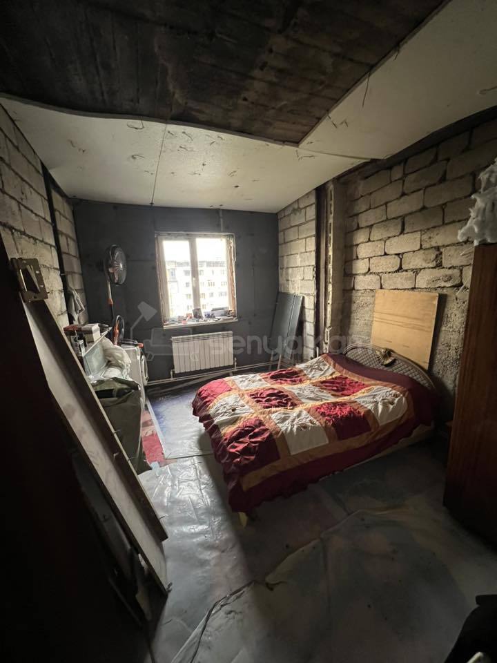 4 Սենյականոց Բնակարան Քարե Շենքում, 120քմ, 4/5 հարկ, Պետական Վիճակում