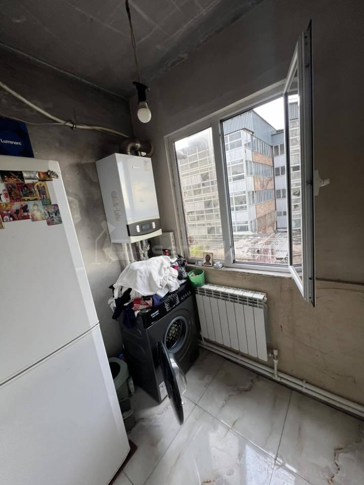 4 Սենյականոց Բնակարան Քարե Շենքում, 120քմ, 4/5 հարկ, Պետական Վիճակում