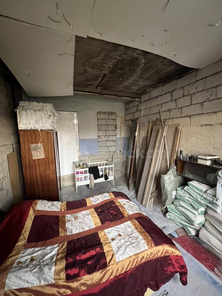 4 Սենյականոց Բնակարան Քարե Շենքում, 120քմ, 4/5 հարկ, Պետական Վիճակում