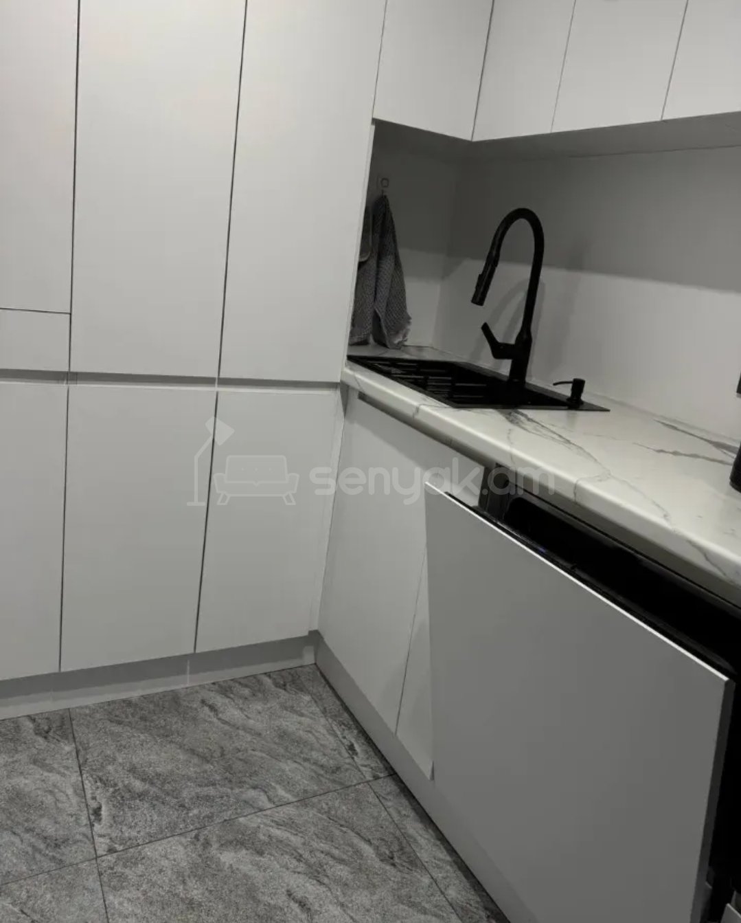 3 Սենյականոց Բնակարան Քարե Շենքում, 72քմ, 2/5 հարկ, Կապիտալ Վերանորոգված