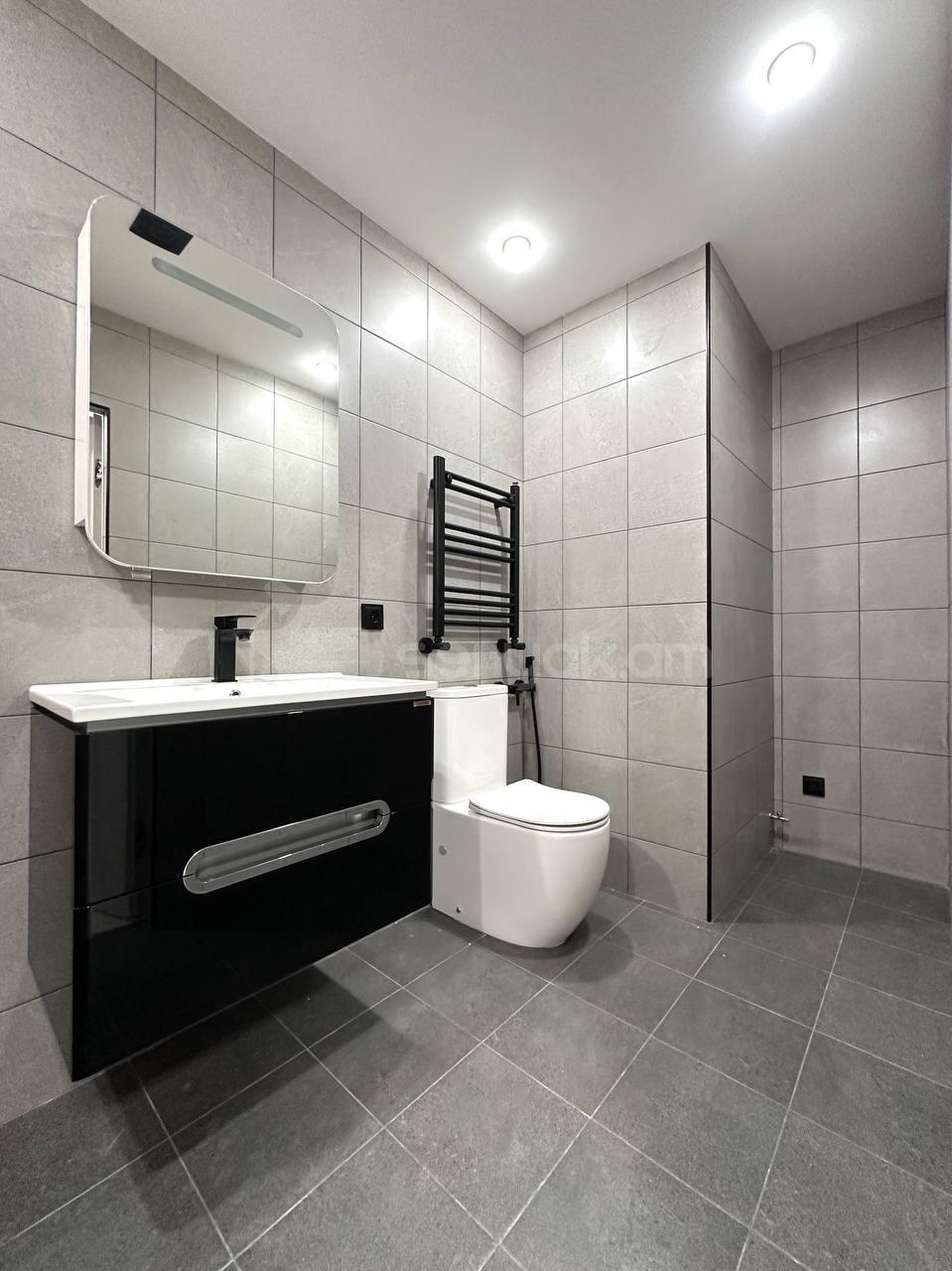 2 Սենյականոց Բնակարան Քարե Շենքում, 93քմ, 5/5 հարկ, Կապիտալ Վերանորոգված