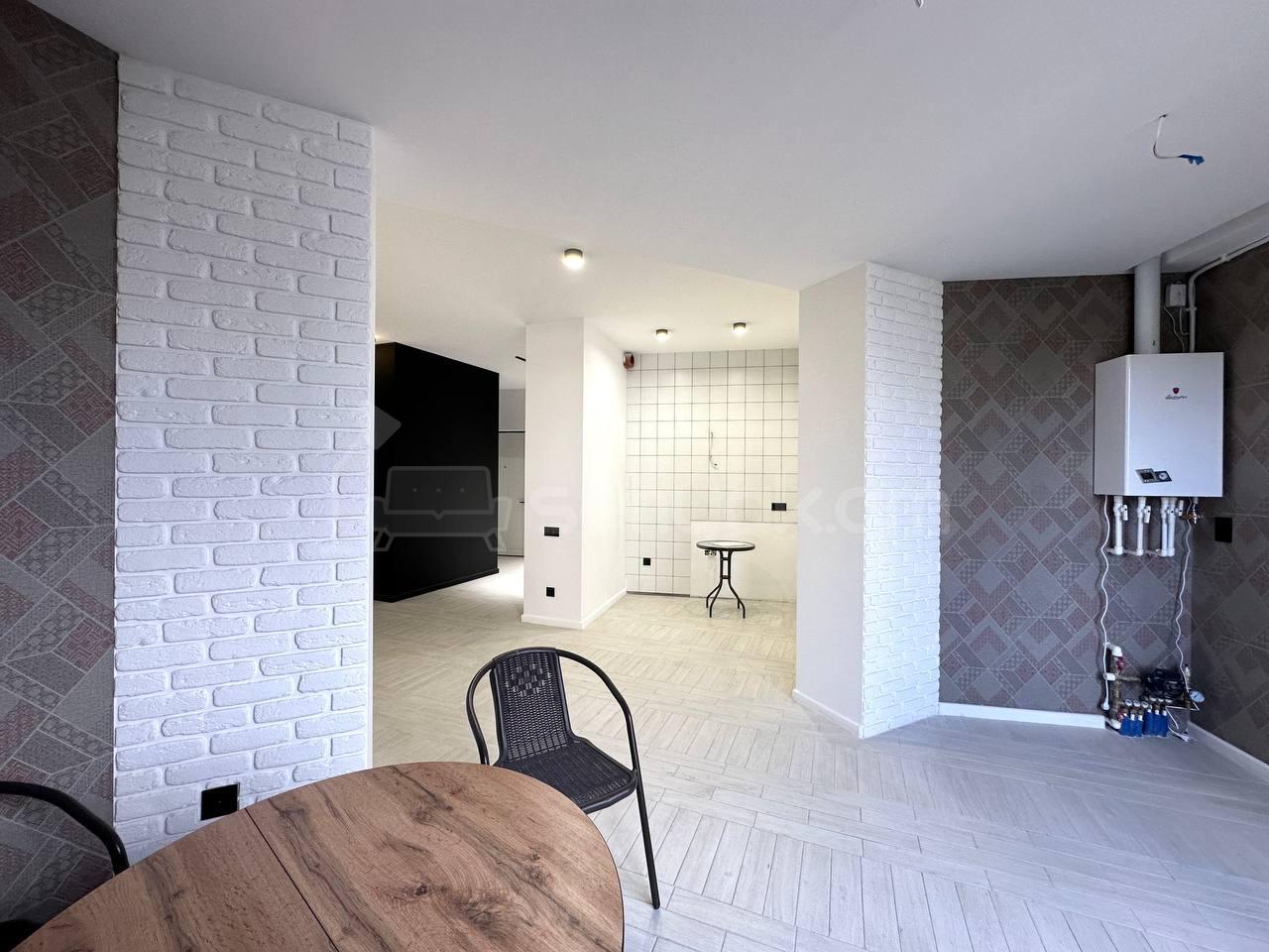 2 Սենյականոց Բնակարան Քարե Շենքում, 93քմ, 5/5 հարկ, Կապիտալ Վերանորոգված