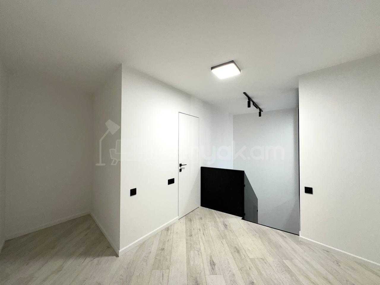 2 Սենյականոց Բնակարան Քարե Շենքում, 93քմ, 5/5 հարկ, Կապիտալ Վերանորոգված