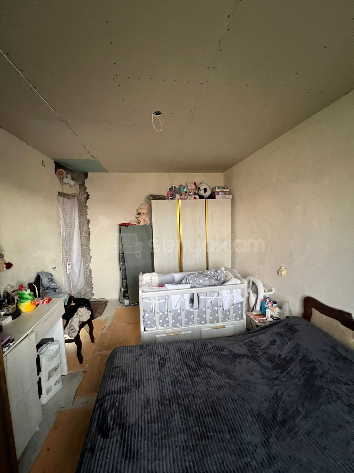 5 Սենյականոց Բնակարան Քարե Շենքում, 120քմ, 4/5 հարկ, Պետական Վիճակում