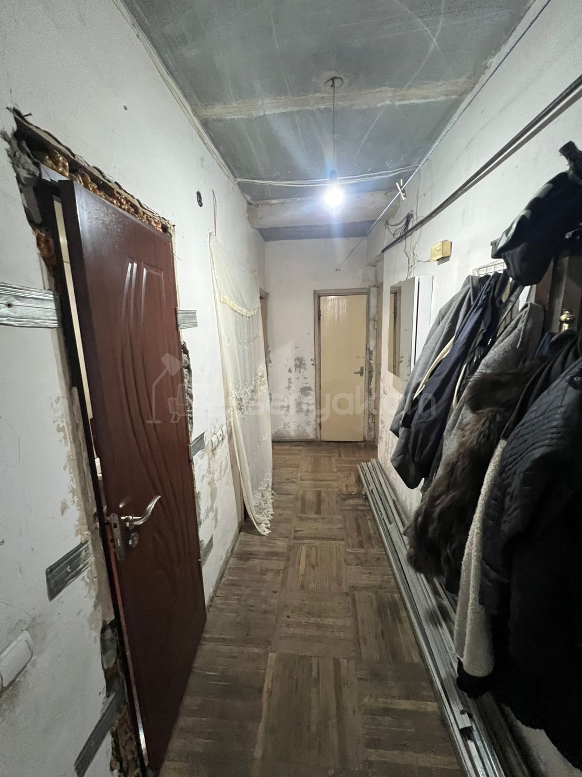 5 Սենյականոց Բնակարան Քարե Շենքում, 120քմ, 4/5 հարկ, Պետական Վիճակում