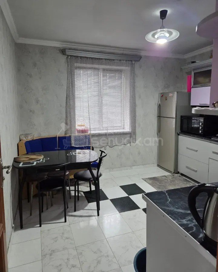 3 Սենյականոց Բնակարան Քարե Շենքում, 82քմ, 1/5 հարկ, Կապիտալ Վերանորոգված