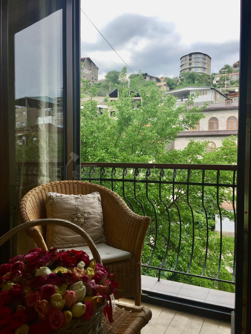 3 Սենյականոց Բնակարան Քարե Շենքում, 98քմ, 4/5 հարկ, Դիզայներական Վերանորոգված