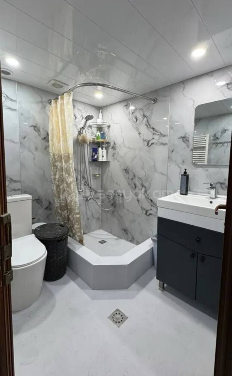 4 Սենյականոց Բնակարան Քարե Շենքում, 80քմ, 4/4 հարկ, Կապիտալ Վերանորոգված