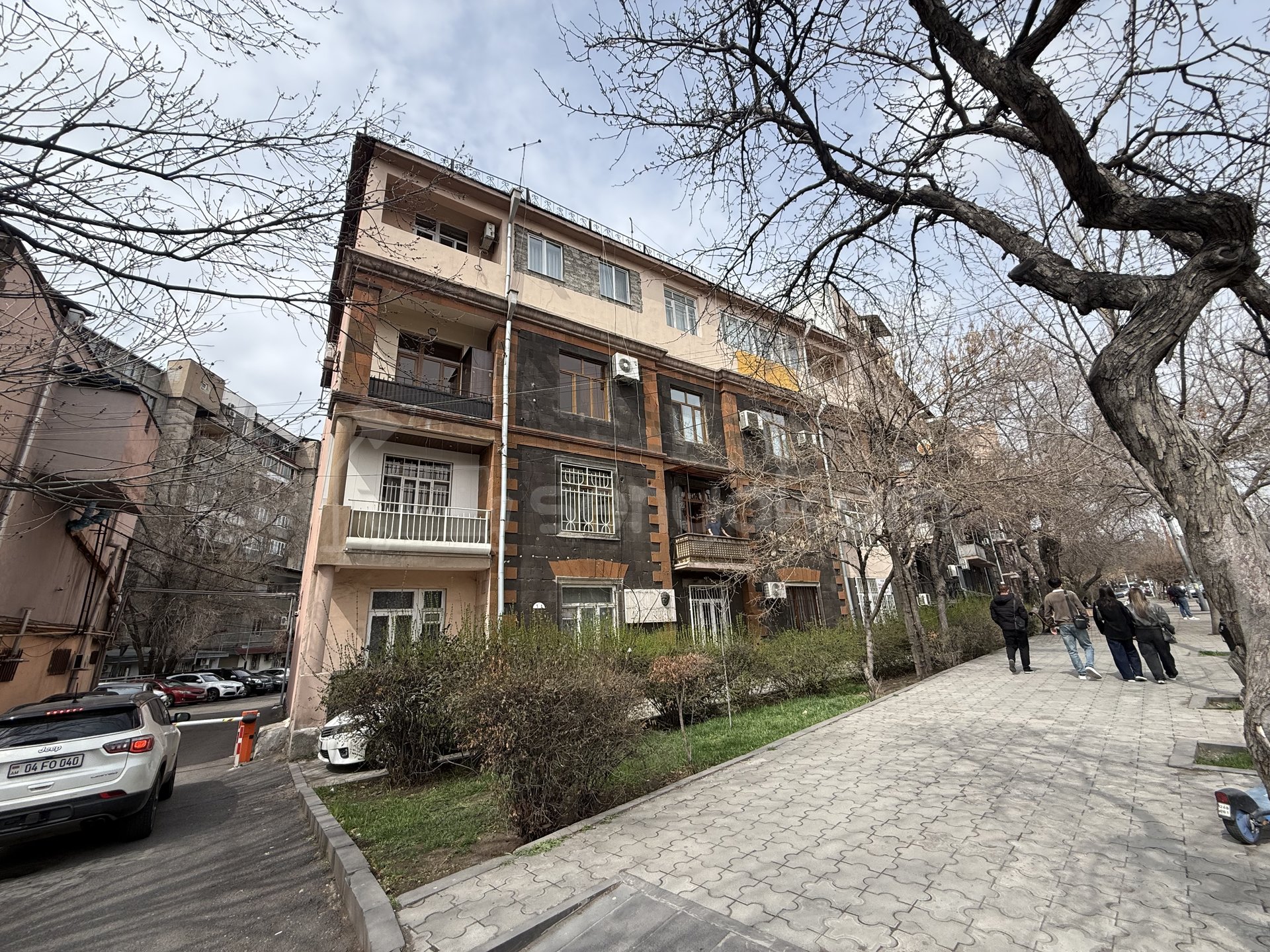 3 Սենյականոց Բնակարան Քարե Շենքում, 113քմ, 4/4 հարկ, Պետական Վիճակում