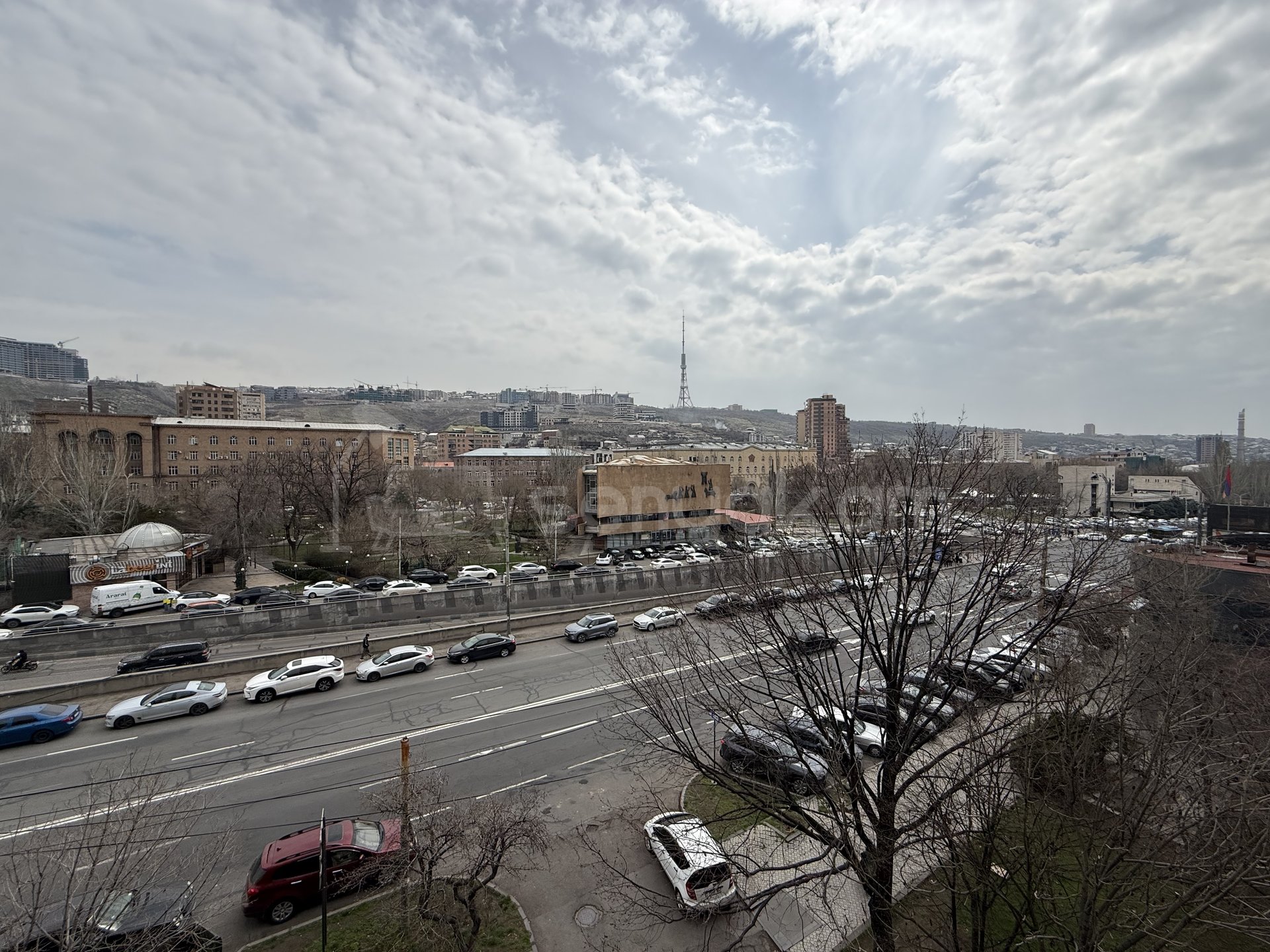 3 Սենյականոց Բնակարան Քարե Շենքում, 113քմ, 4/4 հարկ, Պետական Վիճակում