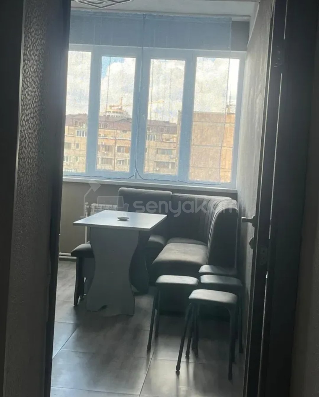 3 Սենյականոց Բնակարան, 85քմ, 9/10 հարկ, Նորմալ Վիճակում, Կահավորված, Արևկող