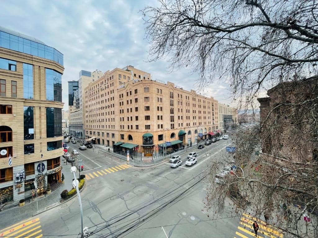 3 Սենյականոց Բնակարան Քարե Շենքում, 76քմ, 3/5 հարկ, Պետական Վիճակում