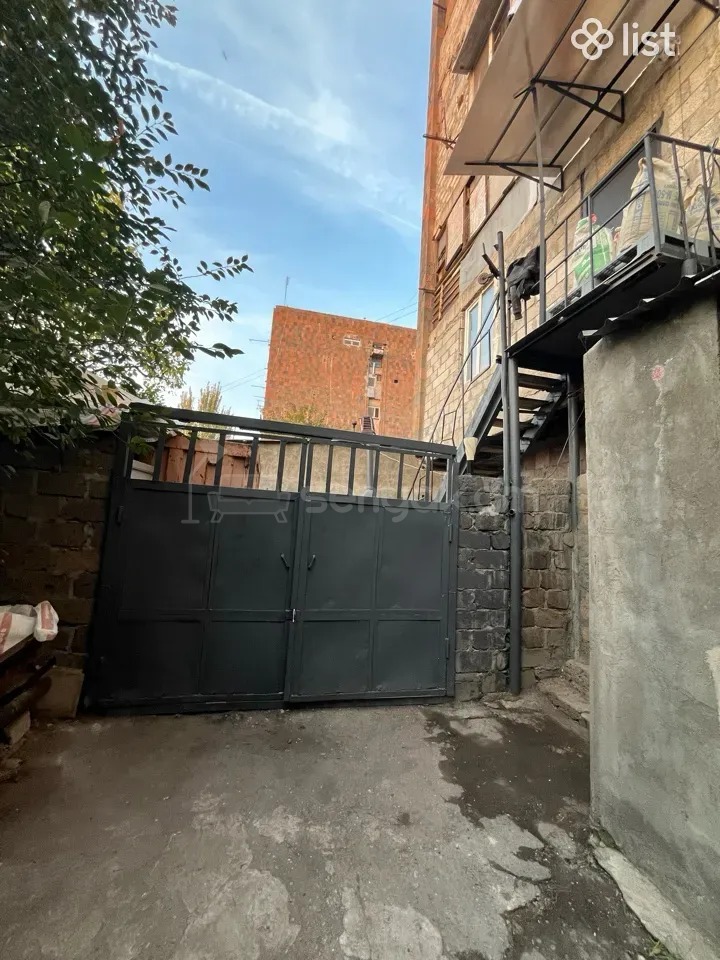 1 Սենյականոց Բնակարան Քարե Շենքում, 35քմ, 3/5 հարկ, Նորմալ Վիճակում, Կահավորված, Արևկող