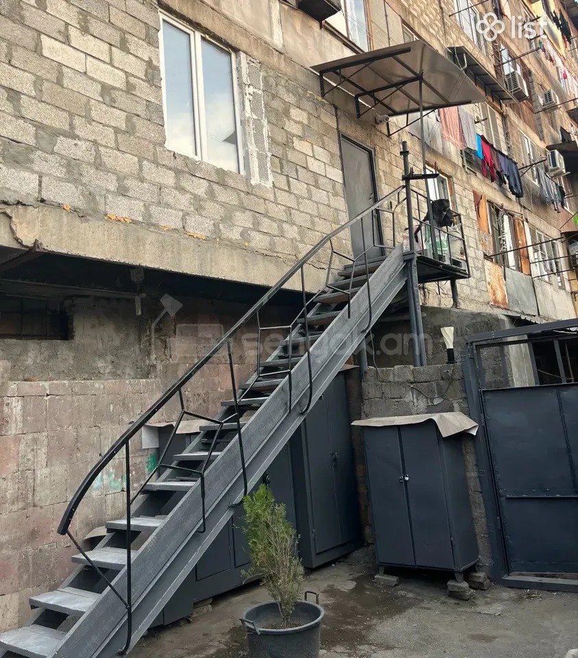 1 Սենյականոց Բնակարան Քարե Շենքում, 35քմ, 3/5 հարկ, Նորմալ Վիճակում, Կահավորված, Արևկող