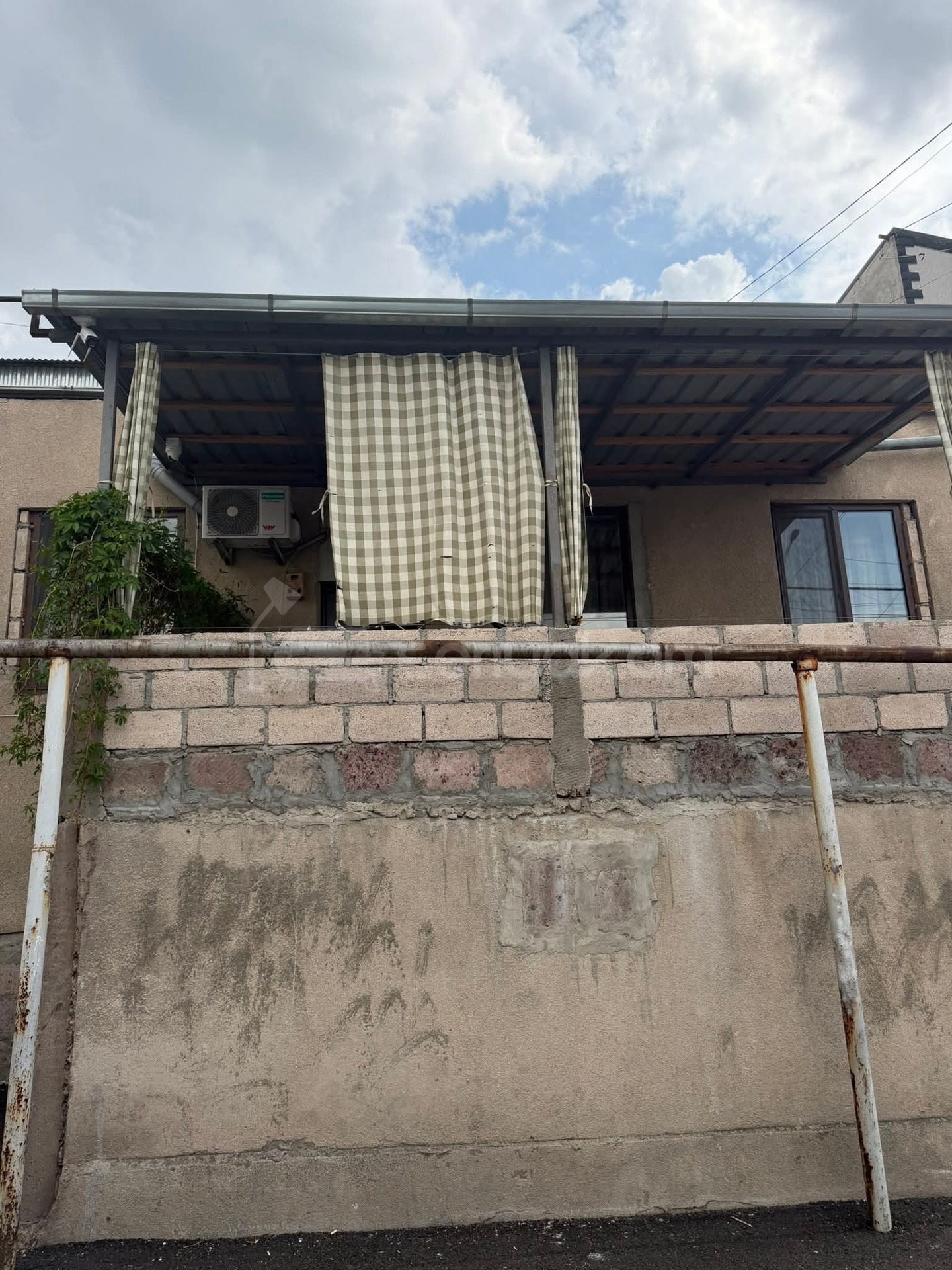 2 Սենյականոց Բնակարան Քարե Շենքում, 58քմ, 1/2 հարկ, Նորմալ Վիճակում, Կահավորված, Արևկող