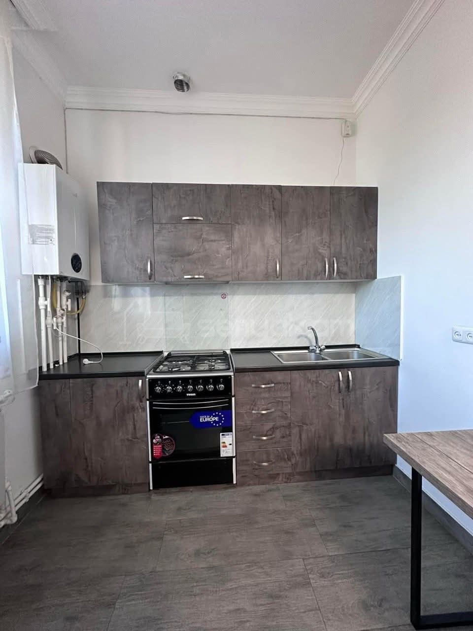 2 Սենյականոց Բնակարան Քարե Շենքում, 58քմ, 1/2 հարկ, Նորմալ Վիճակում, Կահավորված, Արևկող