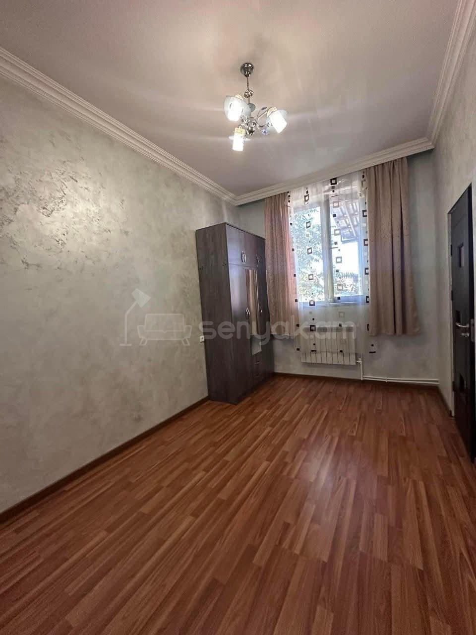 2 Սենյականոց Բնակարան Քարե Շենքում, 58քմ, 1/2 հարկ, Նորմալ Վիճակում, Կահավորված, Արևկող