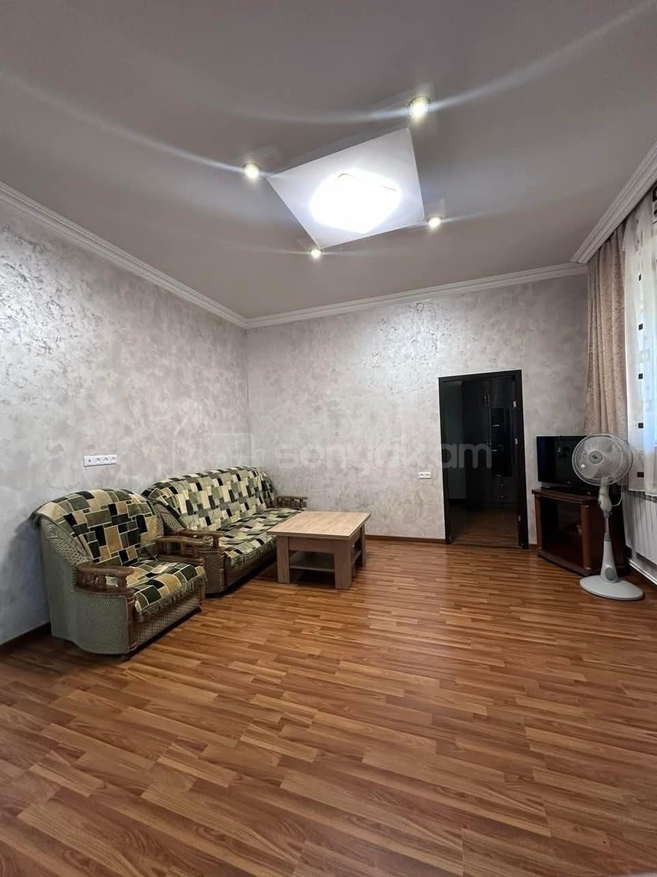 2 Սենյականոց Բնակարան Քարե Շենքում, 58քմ, 1/2 հարկ, Նորմալ Վիճակում, Կահավորված, Արևկող