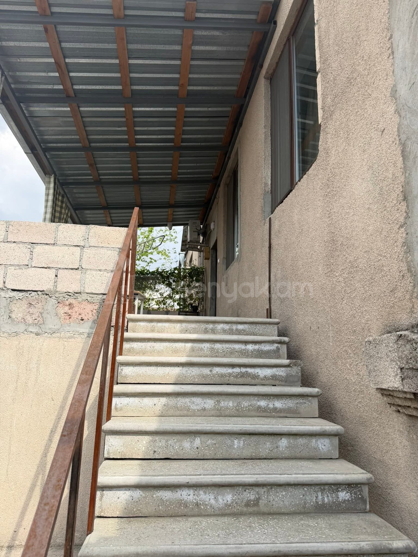 2 Սենյականոց Բնակարան Քարե Շենքում, 58քմ, 1/2 հարկ, Նորմալ Վիճակում, Կահավորված, Արևկող