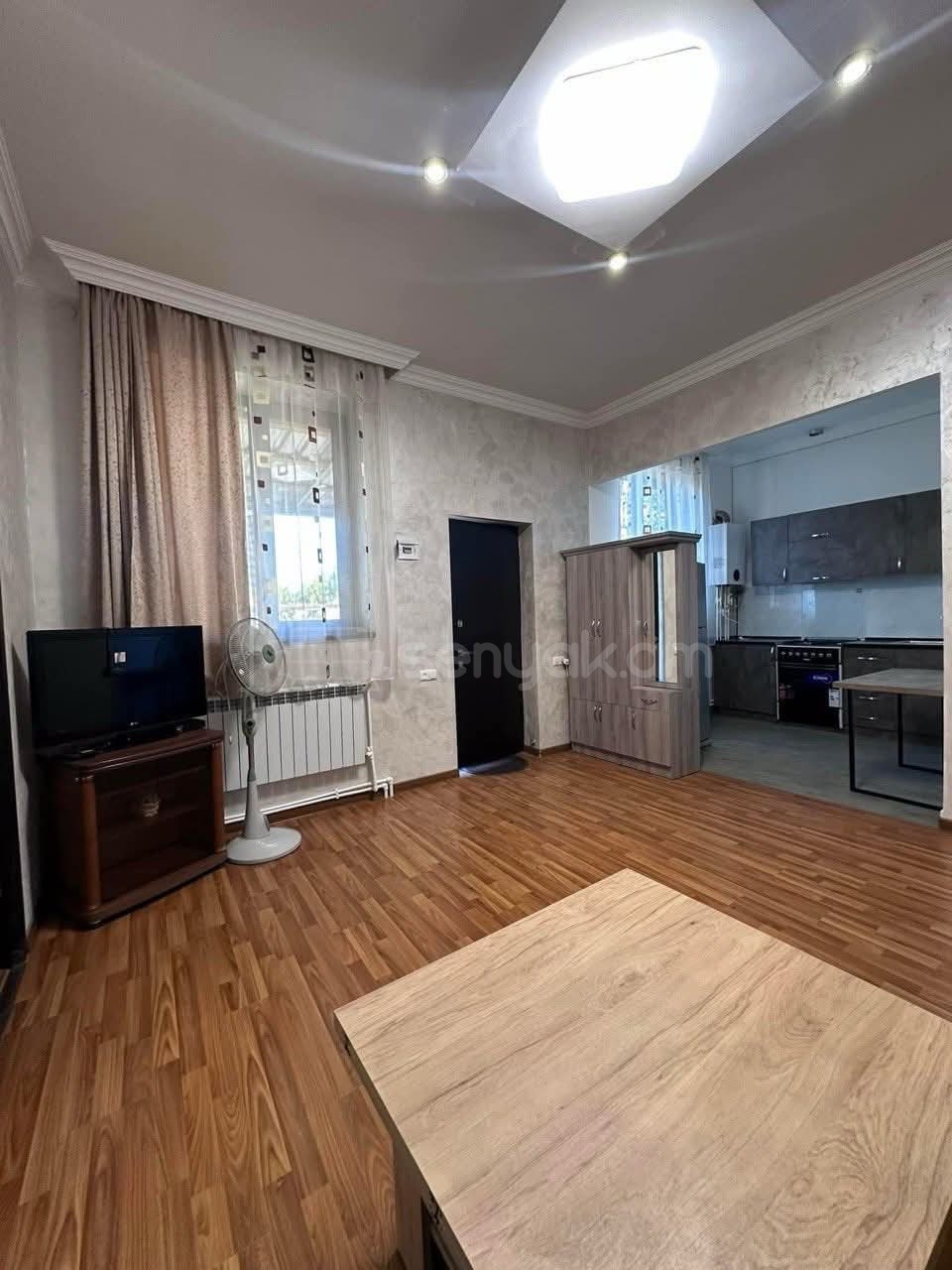 2 Սենյականոց Բնակարան Քարե Շենքում, 58քմ, 1/2 հարկ, Նորմալ Վիճակում, Կահավորված, Արևկող