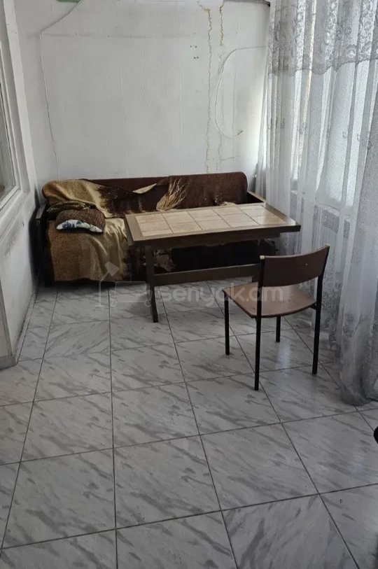 3 Սենյականոց Բնակարան Քարե Շենքում, 50քմ, 3/5 հարկ, Նորմալ Վիճակում, Կահավորված