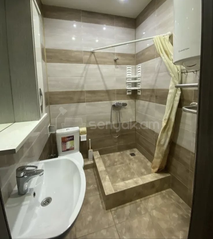 1 Սենյականոց Բնակարան Քարե Շենքում, 36քմ, 3/5 հարկ, Նորմալ Վիճակում, Կահավորված