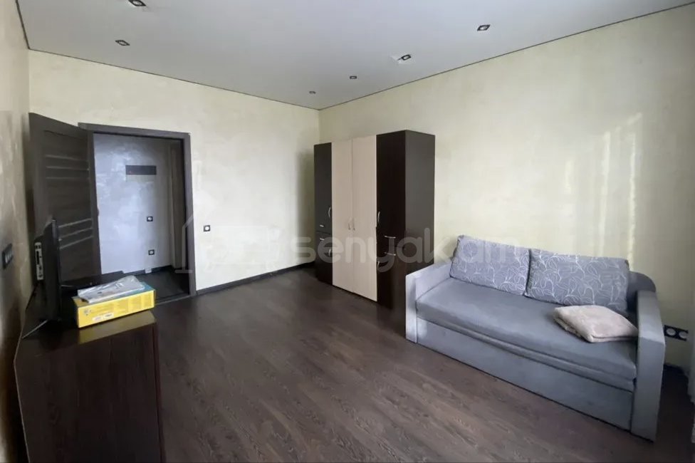 1 Սենյականոց Բնակարան Քարե Շենքում, 36քմ, 3/5 հարկ, Նորմալ Վիճակում, Կահավորված