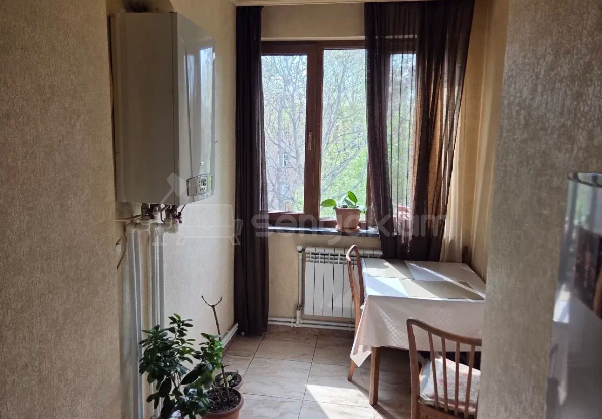 3 Սենյականոց Բնակարան Քարե Շենքում, 70քմ, 3/5 հարկ, Կապիտալ Վերանորոգված