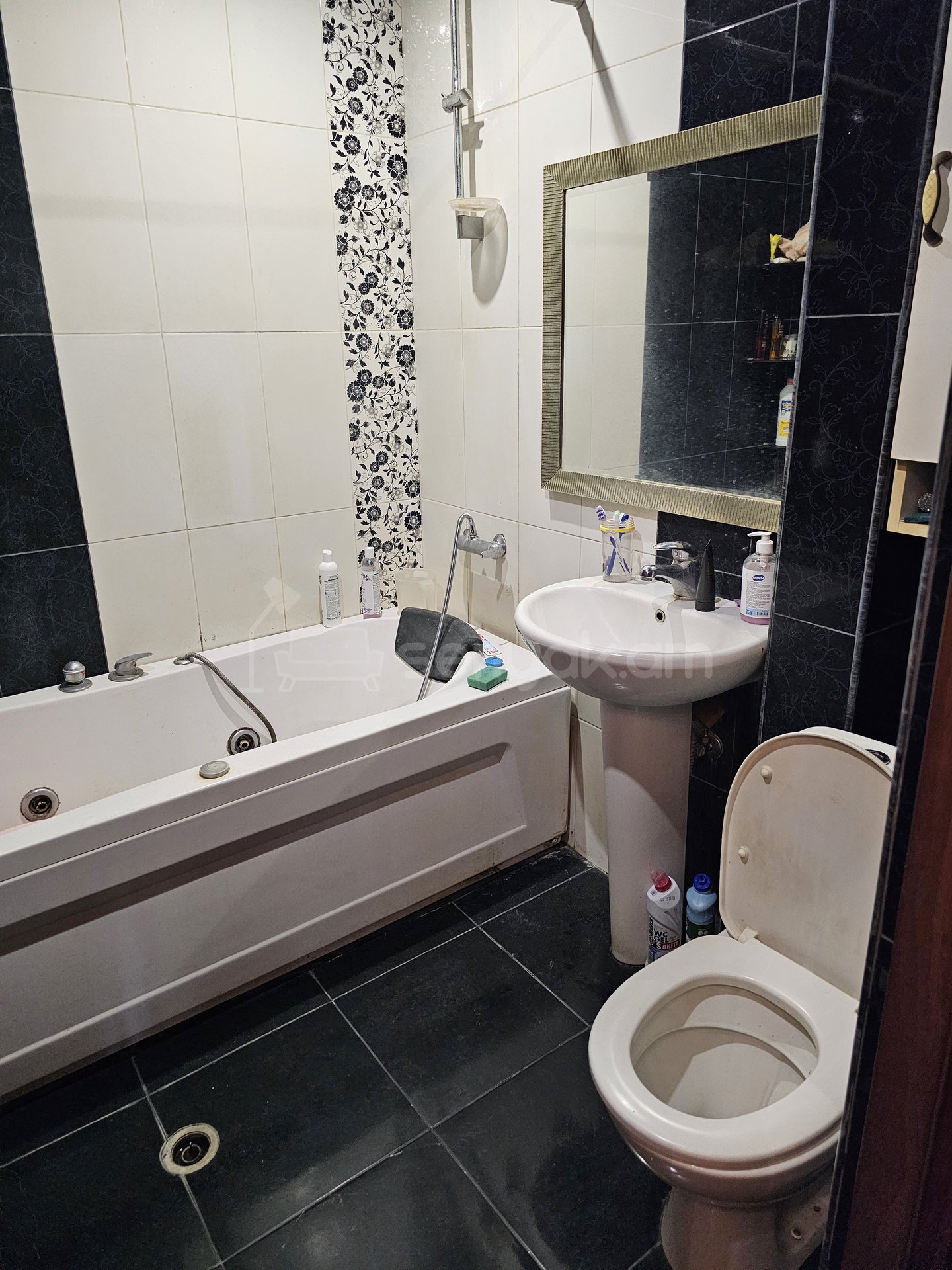 3 Սենյականոց Բնակարան Քարե Շենքում, 83քմ, 5/5 հարկ, Կապիտալ Վերանորոգված