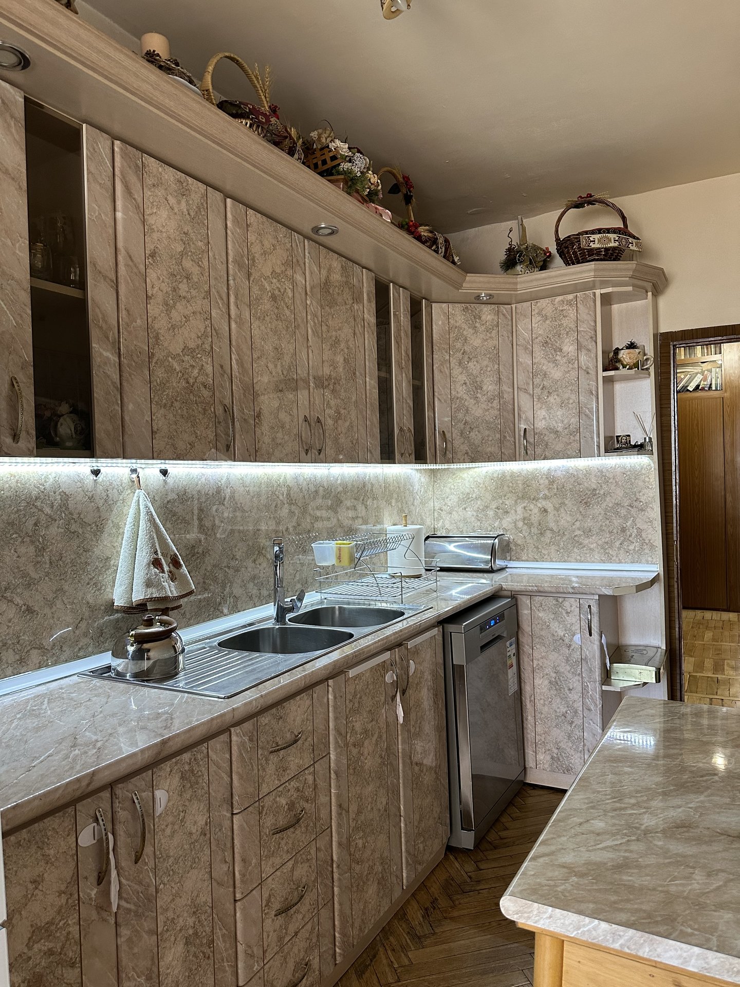 3 Սենյականոց Բնակարան Քարե Շենքում, 90քմ, 4/5 հարկ, Կապիտալ Վերանորոգված