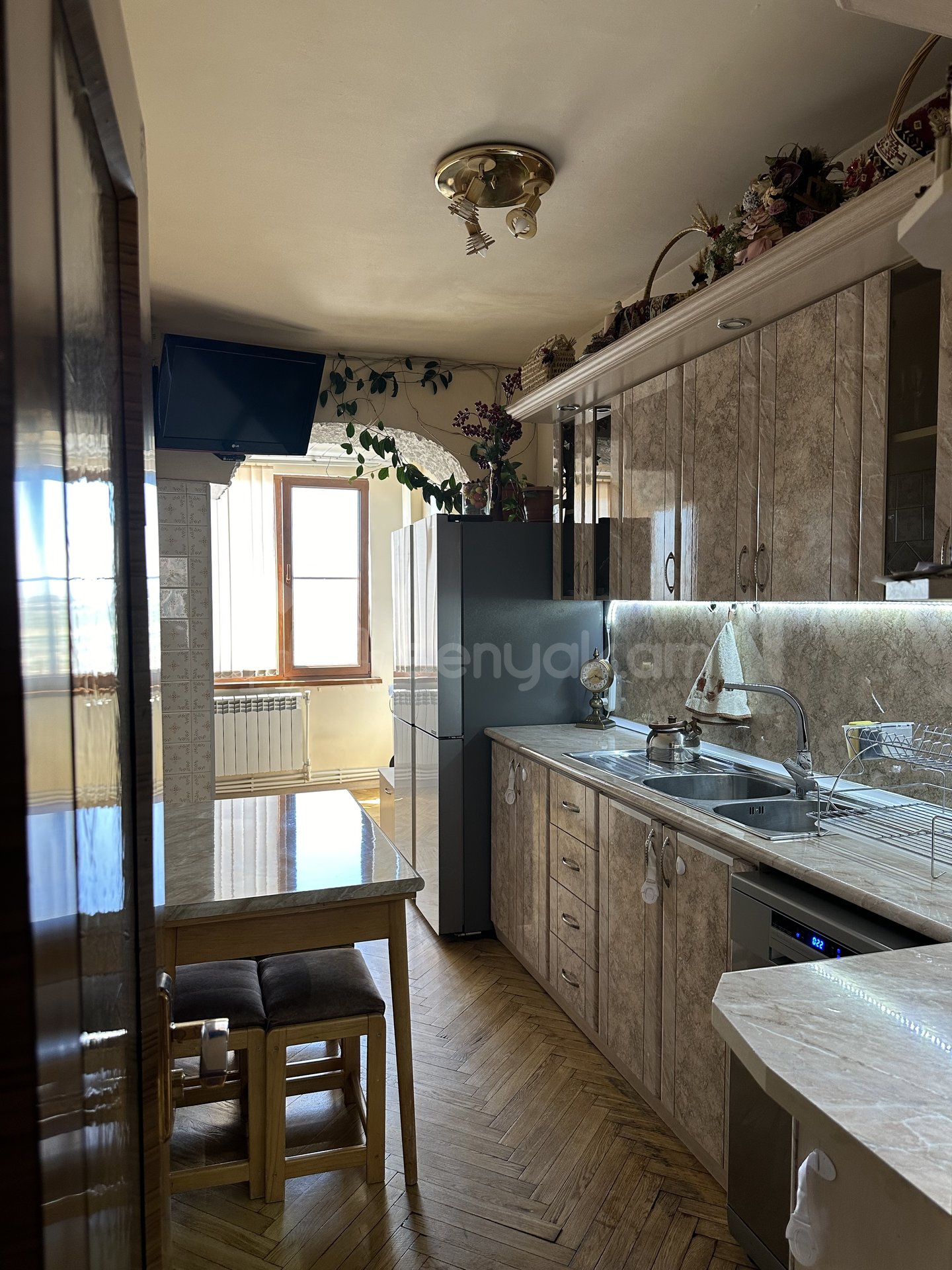 3 Սենյականոց Բնակարան Քարե Շենքում, 90քմ, 4/5 հարկ, Կապիտալ Վերանորոգված