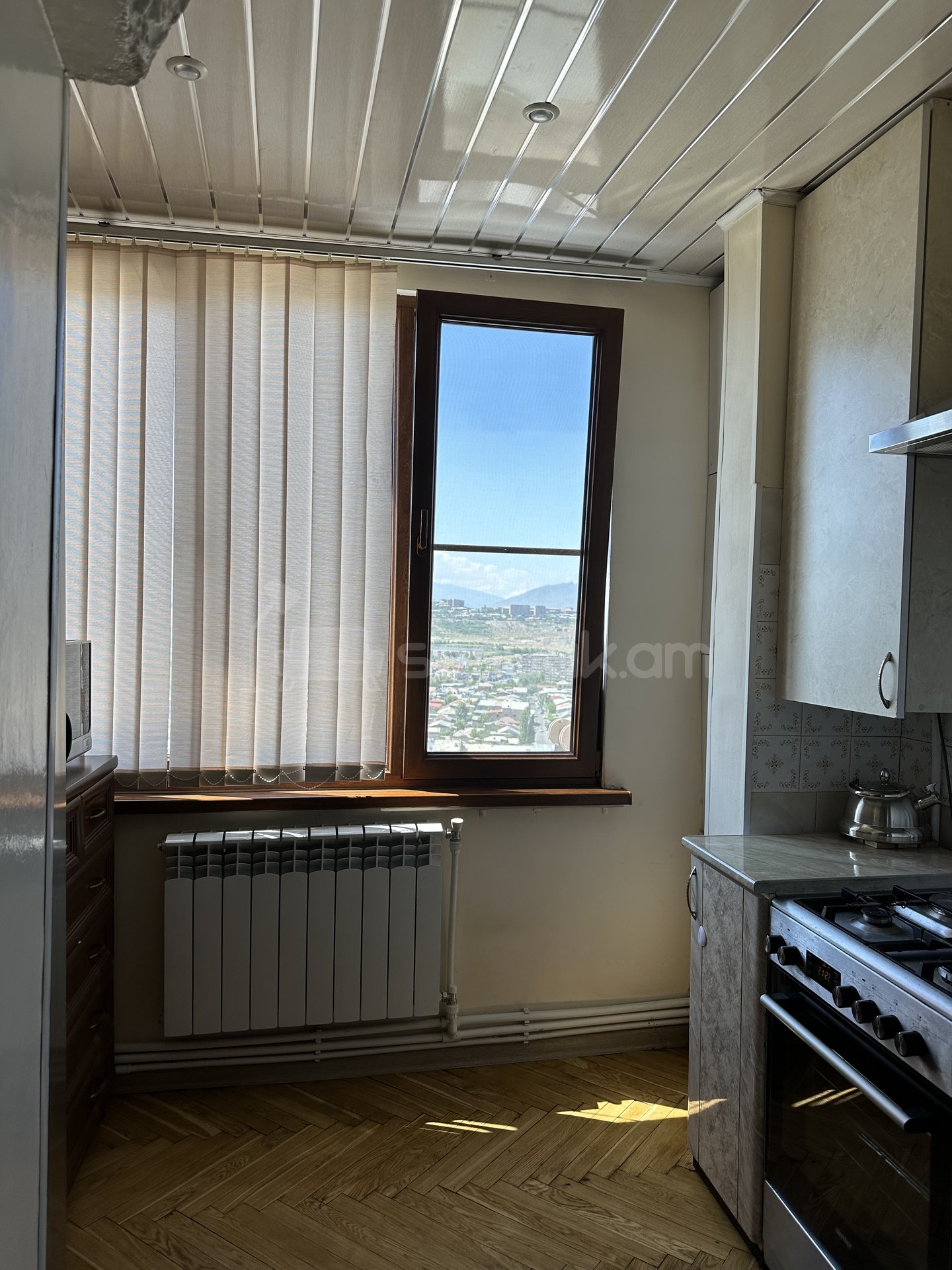 3 Սենյականոց Բնակարան Քարե Շենքում, 90քմ, 4/5 հարկ, Կապիտալ Վերանորոգված