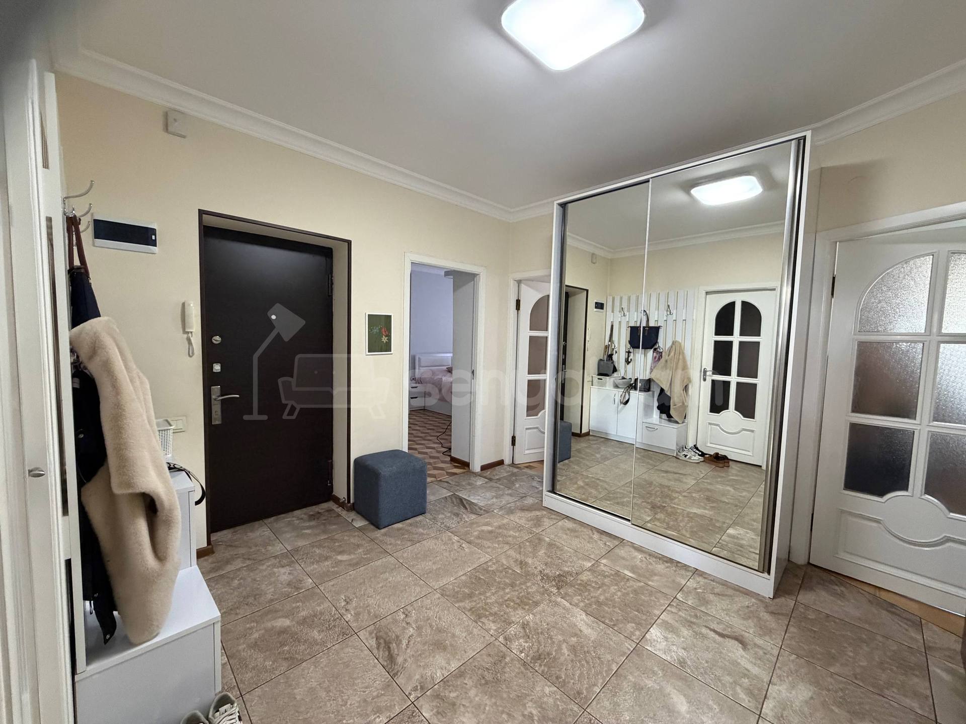 4 Սենյականոց Բնակարան Քարե Շենքում, 89քմ, 2/5 հարկ, Կապիտալ Վերանորոգված