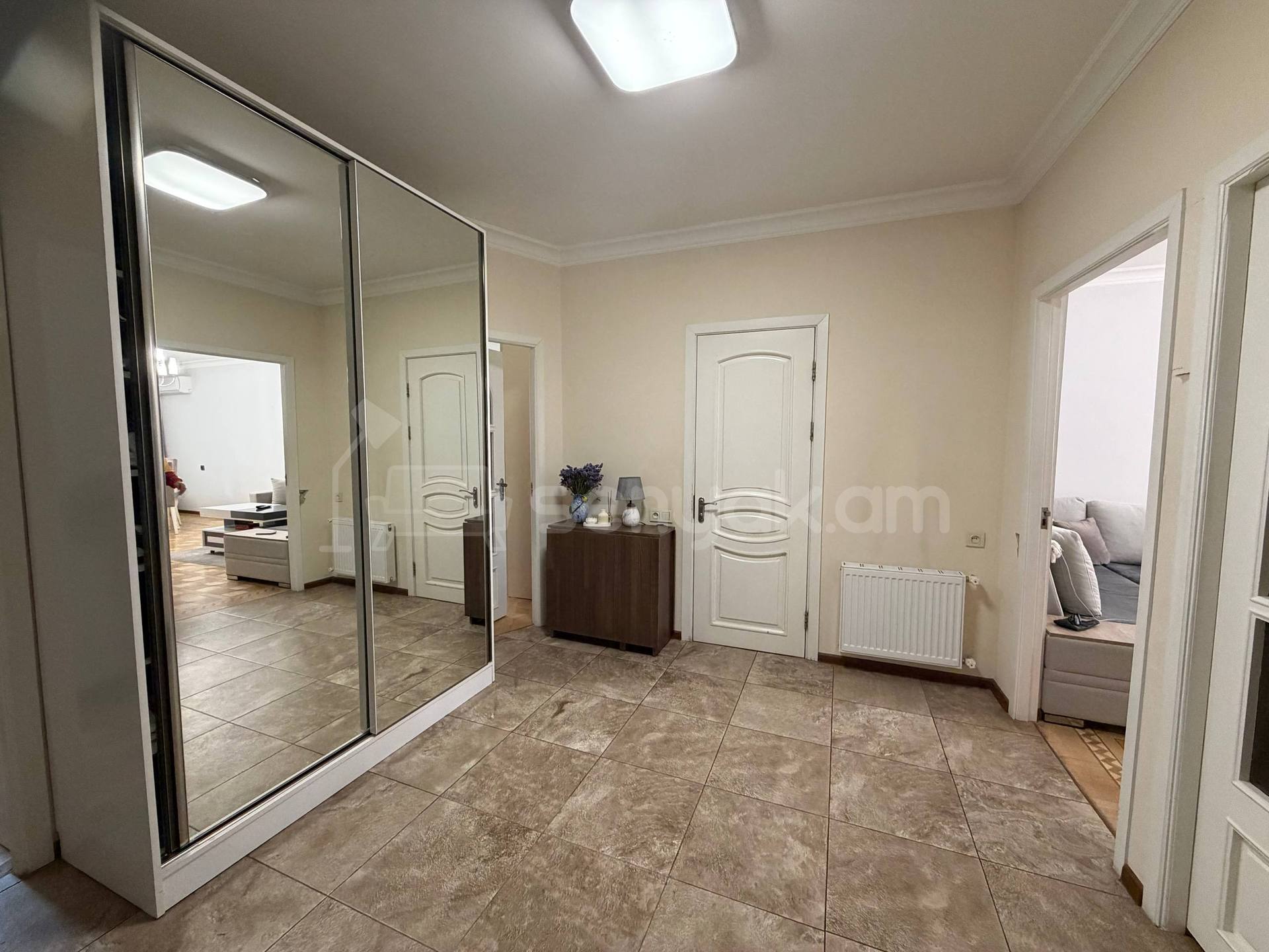 4 Սենյականոց Բնակարան Քարե Շենքում, 89քմ, 2/5 հարկ, Կապիտալ Վերանորոգված