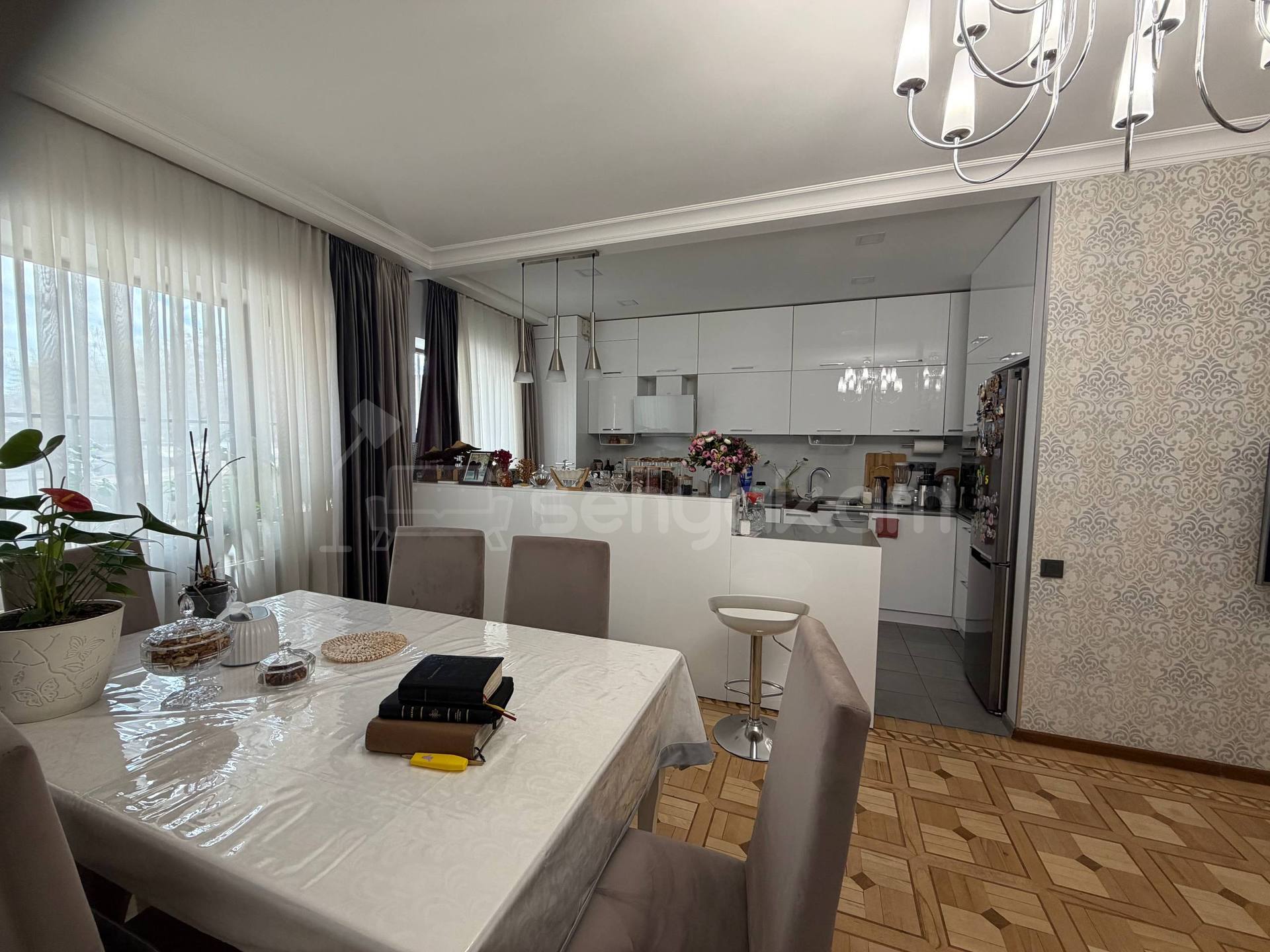 4 Սենյականոց Բնակարան Քարե Շենքում, 89քմ, 2/5 հարկ, Կապիտալ Վերանորոգված