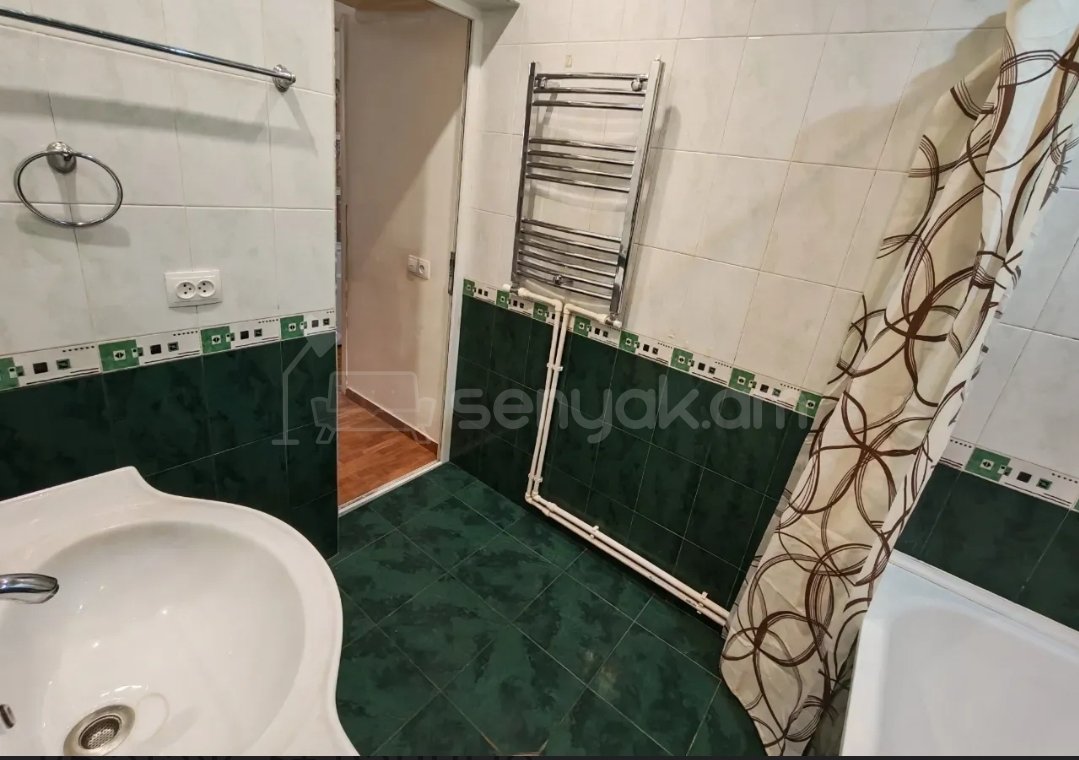 3 Սենյականոց Բնակարան Քարե Շենքում, 73քմ, 1/5 հարկ, Նորմալ Վիճակում, Կահավորված, Արևկող