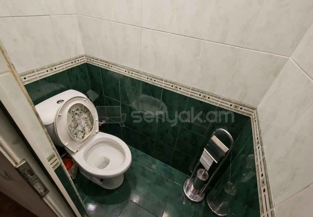 3 Սենյականոց Բնակարան Քարե Շենքում, 73քմ, 1/5 հարկ, Նորմալ Վիճակում, Կահավորված, Արևկող