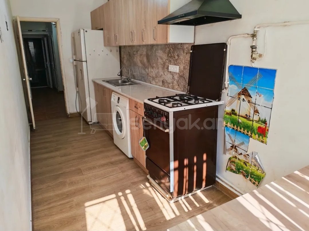 3 Սենյականոց Բնակարան Քարե Շենքում, 73քմ, 1/5 հարկ, Նորմալ Վիճակում, Կահավորված, Արևկող