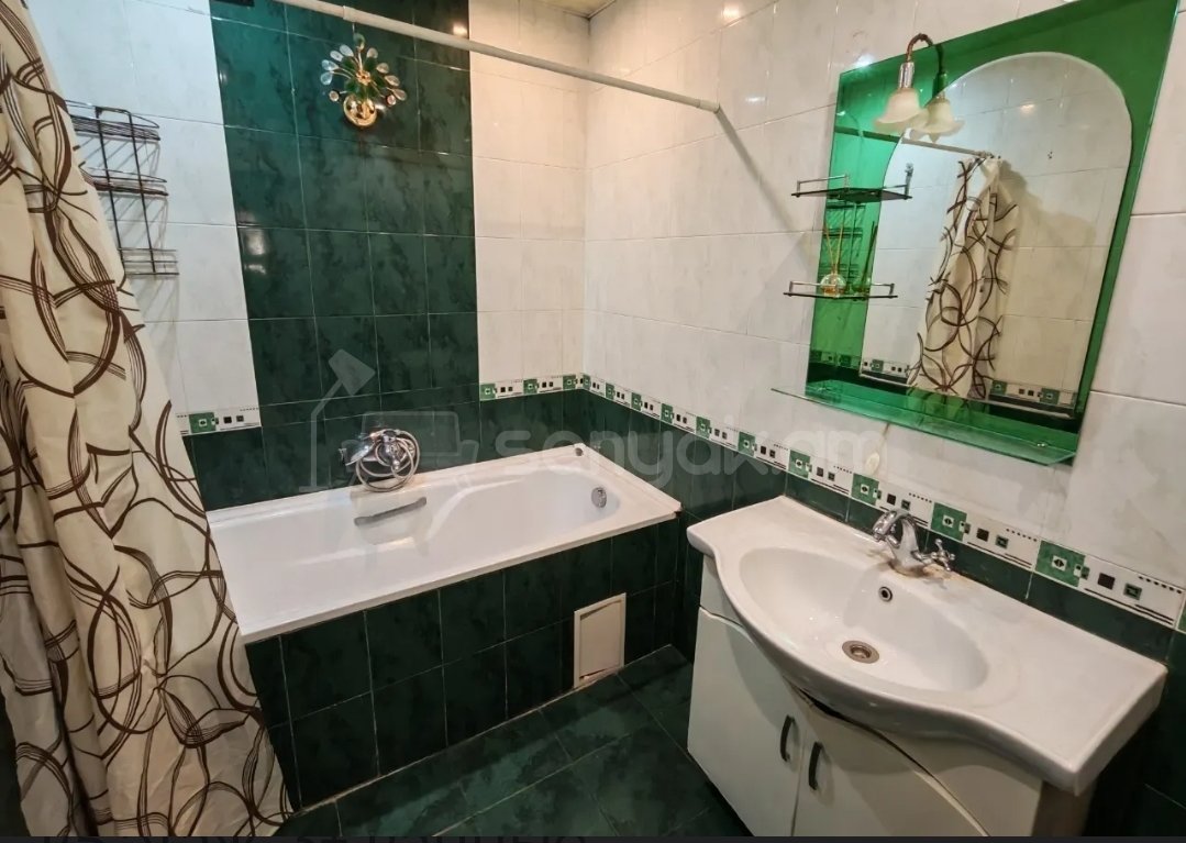 3 Սենյականոց Բնակարան Քարե Շենքում, 73քմ, 1/5 հարկ, Նորմալ Վիճակում, Կահավորված, Արևկող