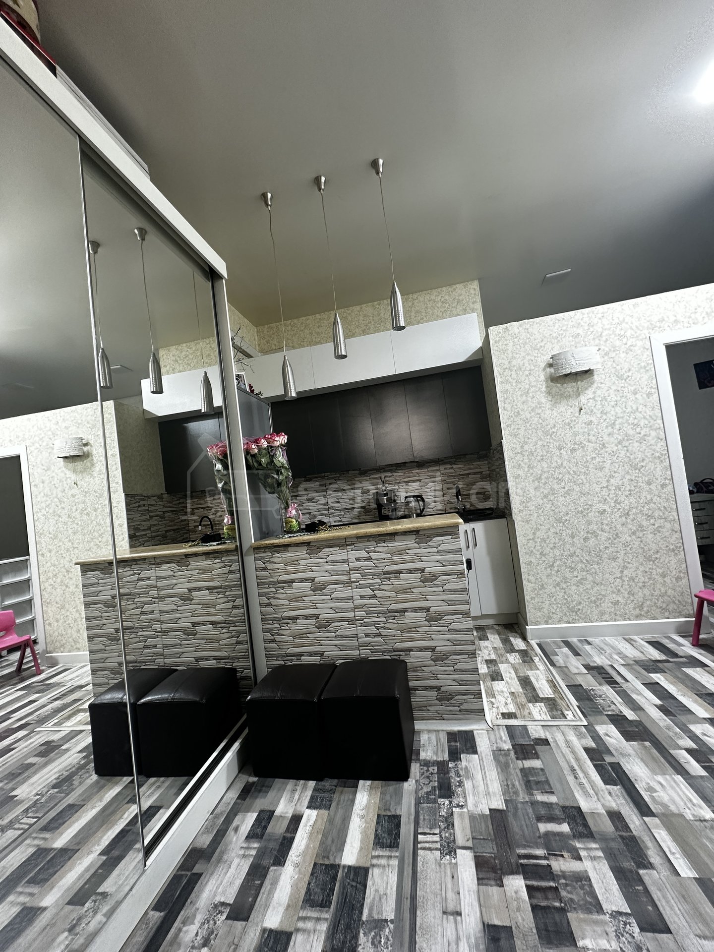 1 Սենյականոց Բնակարան Քարե Շենքում, 26քմ, 1/5 հարկ, Դիզայներական Վերանորոգված