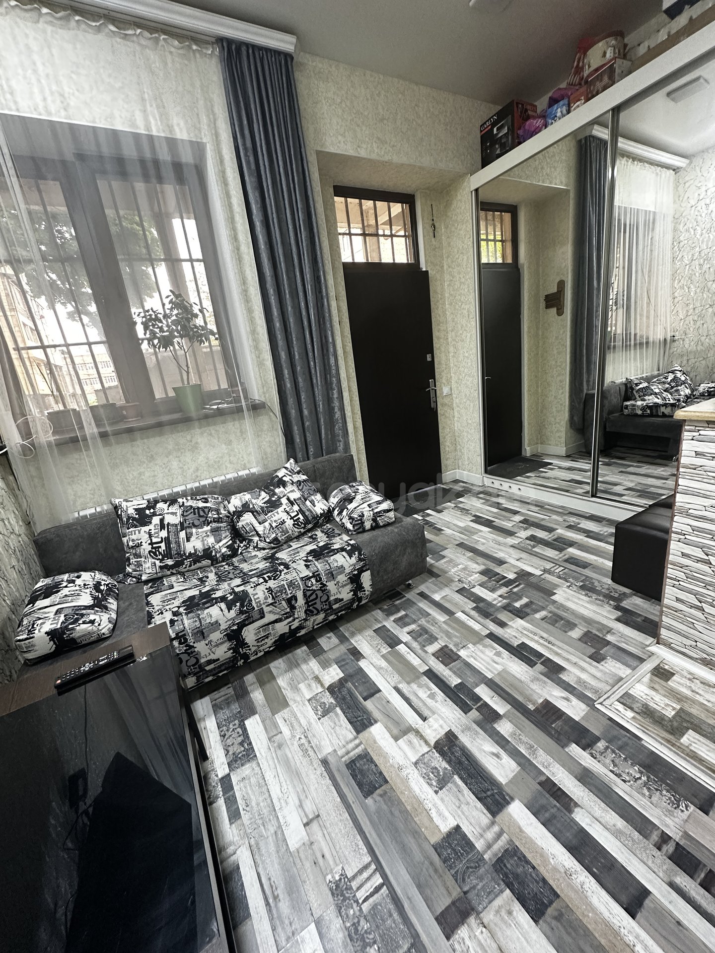 1 Սենյականոց Բնակարան Քարե Շենքում, 26քմ, 1/5 հարկ, Դիզայներական Վերանորոգված