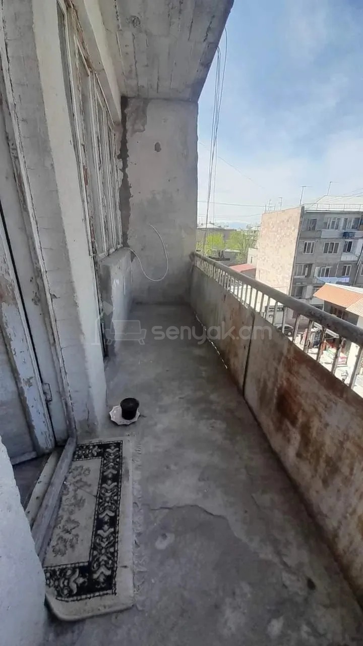 1 Սենյականոց Բնակարան Քարե Շենքում, 37քմ, 5/5 հարկ, Նորմալ Վիճակում, Մասամբ Կահավորված, Արևկող